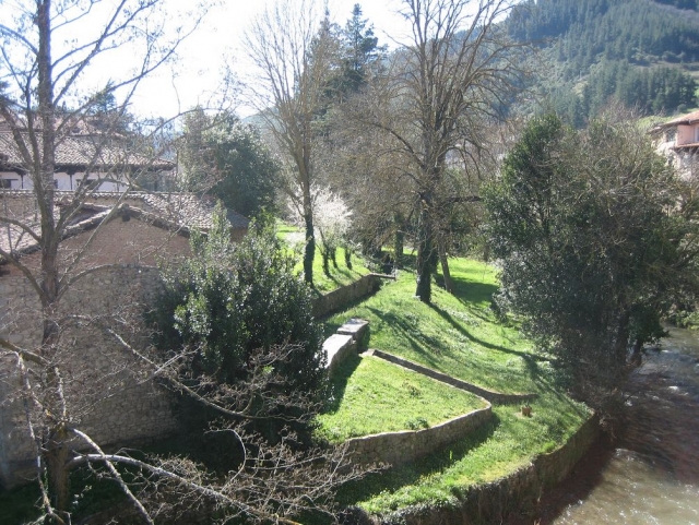  Gardens with river
